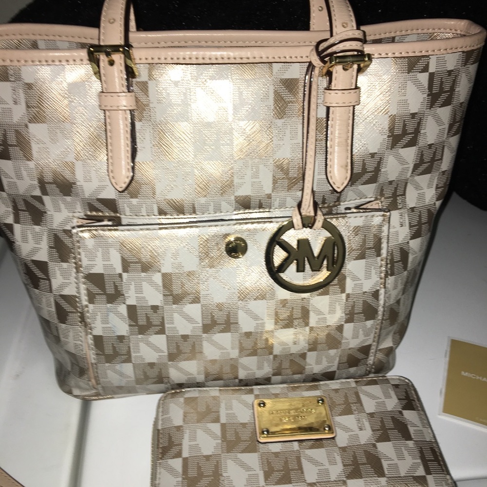 Michael Kors Jet Set Snap Pocket Med Tote & Wallet